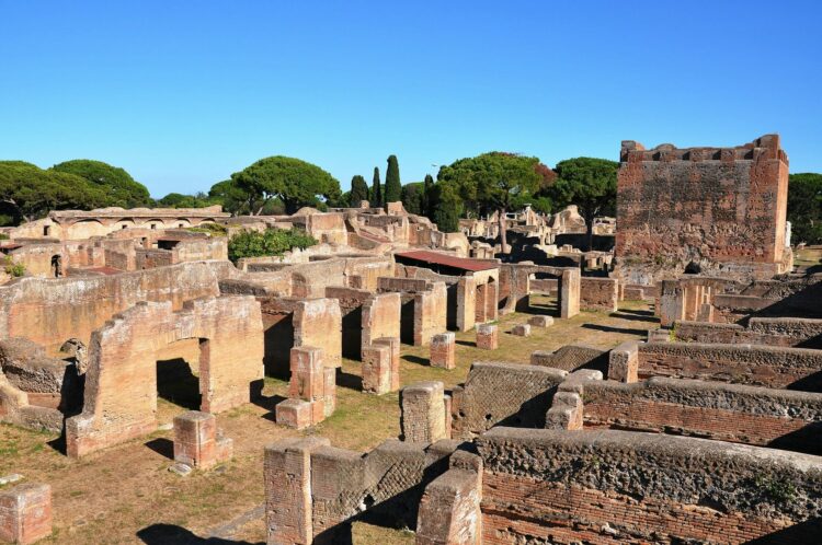 Restos arqueológicos de la antigua ciudad de Ostia, construida a orillas del mar y del río Tíber, cerca de Roma. Claudiovidri/Shutterstock