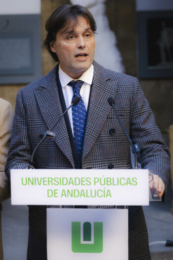Francisco Oliva en la rueda de prensa