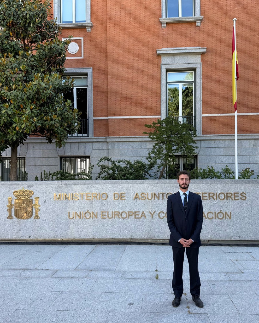 ☺ Nos hace especial ilusión felicitar a nuestro antiguo alumno José Pérez Bellido, de la primera promoción del Doble Grado en Derecho y Relaciones Internacionales de la @facultadderechoupo por haber superado la oposición de acceso a la Carrera Diplomática.

Tras finalizar con éxito las cuatro pruebas de la fase de oposición, José comenzará próximamente el curso selectivo en la Escuela Diplomática como miembro de su LXXVIII promoción, iniciando así una nueva etapa profesional ligada a una vocación que fue creciendo durante sus años en la UPO.

Su paso por la Clínica Jurídica UPO-OTAN, la movilidad internacional en Jerusalén, sus trabajos de fin de grado y las prácticas en el Ministerio de Asuntos Exteriores, Unión Europea y Cooperación contribuyeron a reforzar su interés por las relaciones internacionales, el Derecho internacional y el servicio exterior.

José afronta ahora este nuevo camino “con satisfacción y orgullo”, pero también con la “ilusión por lo que nos espera”, ante la oportunidad de representar a España y prestar servicio a sus ciudadanos.

Desde la UPO, nos alegra especialmente ver cómo el camino que José inició en nuestras aulas continúa ahora en la Carrera Diplomática.

¡Enhorabuena, José, y mucho éxito en esta nueva etapa! 🙌🌍

#TalentoUPO #UniversidadPabloDeOlavide #Derecho #RelacionesInternacionales #CarreraDiplomática #AlumniUPO #LaOlavideEresTú