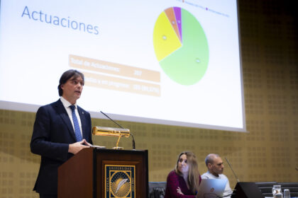 Francisco Oliva durante la exposición del informe