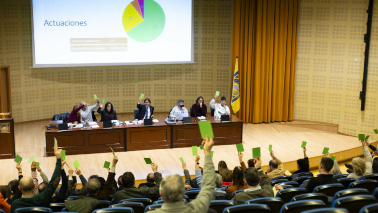Votación en el Claustro del informe presentado por el rector