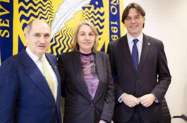 Vicente Martín González, presidente del Consejo Social, Concepción Martín Brenes, gerente de la Universidad; y Francisco Oliva Blázquez, rector de la Pablo de Olavide.