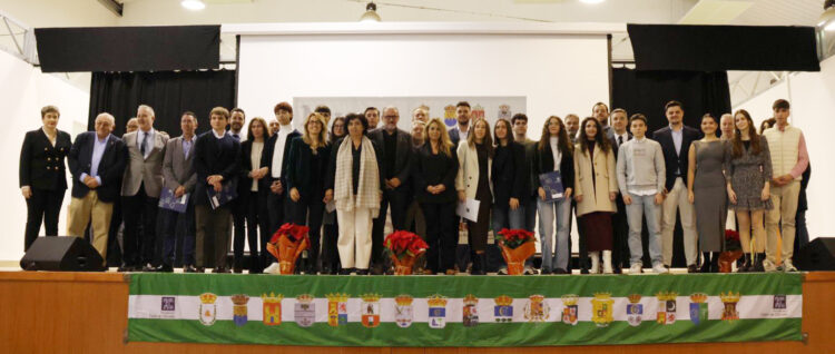 Foto de familia de la entrega de los premios de Bachillerato de la Fundación de Municipios Pablo de Olavide
