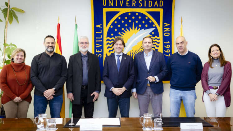 Equipos directivos de la Facultad de Ciencias Experimentales y de AGRESUR tras la firma del acuerdo