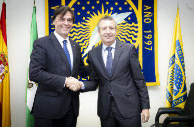 Francisco Oliva y Javier Fernández tras la firma del convenio