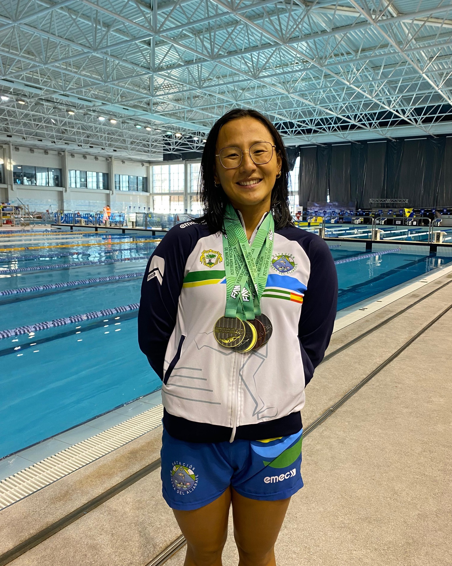 🏊♀️ Talento UPO también en el agua ☺
Nuestra estudiante Andrea Mei Bohórquez, de la Facultad de Ciencias del Deporte, ha tenido una actuación espectacular en el Campeonato de Andalucía Absoluto de Natación, celebrado en la piscina Inacua Málaga del 30 de julio al 1 de agosto, con la participación de 496 nadadores de 62 clubes.
🔹 Resultados individuales:
🥇 1º puesto en 400 estilos
🥈 2º puesto en 50 espalda
🥉 3º puesto en 50 mariposa
🔹 Con el Club Natación Mairena del Aljarafe:
🏆 Campeonas de Andalucía en:
4x50 libre
4x50 estilos
4x100 libre
🥈 Subcampeonas de Andalucía en:
4x100 estilos
👏 Felicidades, Andrea, por tu esfuerzo, compromiso y excelentes resultados. ¡Una inspiración para toda nuestra #comunidadUPO!
#LaOlavideEresTú #CAFyD #UPO #Natación #Deporte #TalentoUPO #UniversidadPablodeOlavide