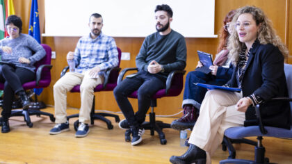 Alba María Aragón (derecha) presenta la primera mesa redonda