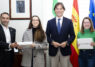 Las estudiantes María del Pilar Utrera y Natalia Palacios, premiadas con un iPad por evaluar la calidad docente