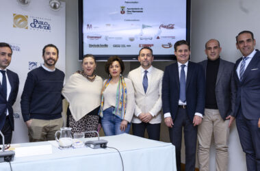 Representantes de entidades y empresas que colaboran con la IX Carrera Popular de la UPO