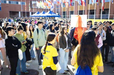 Estudiantes en la Plaza de América durante las Jornadas