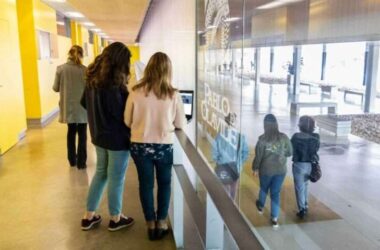 Estudiantes en el campus de la UPO, edificio de Postgrado