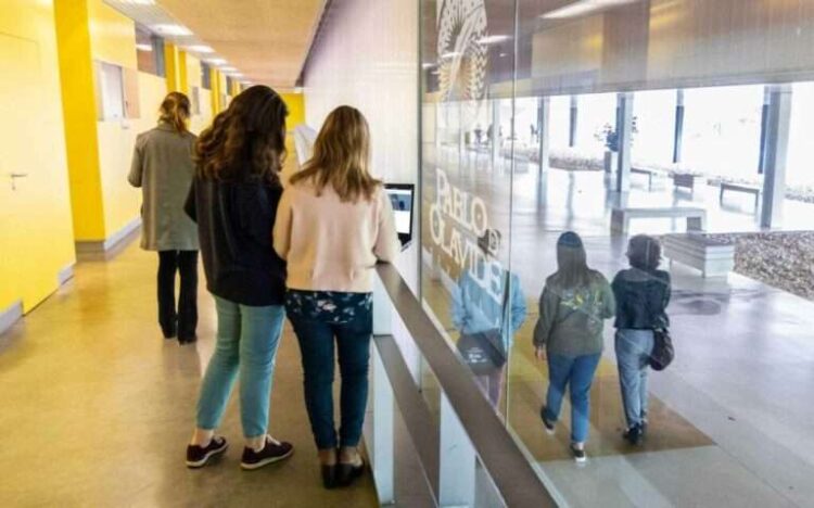 Estudiantes en el campus de la UPO, edificio de Postgrado