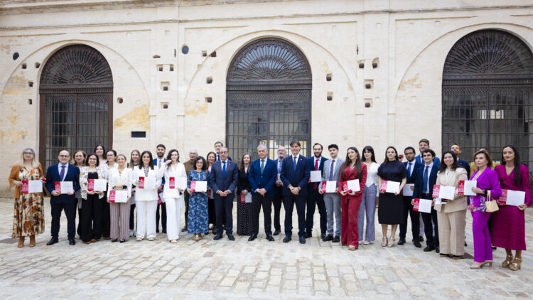 Foto de familia de premios de los mejores expedientes universitarios de 21/22 y 22/23