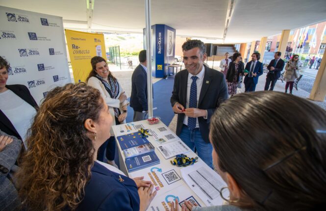 Francisco Rincón visita uno de los estands de la Feria de Empleo