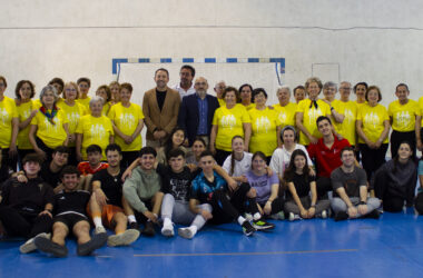 Estudiantes de Ciencias del Deporte de la UPO coordinan una sesión actividades lúdico-recreativas para personas mayores de Salteras