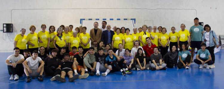 Estudiantes de Ciencias del Deporte de la UPO coordinan una sesión actividades lúdico-recreativas para personas mayores de Salteras