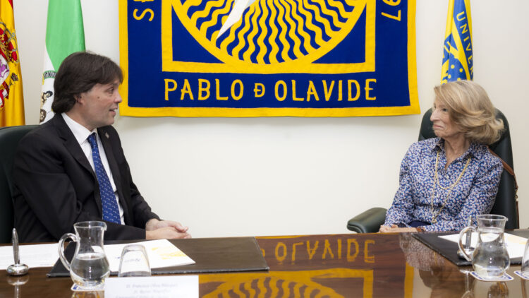 Francisco Oliva y Cristina Heeren tras la firma del acuerdo