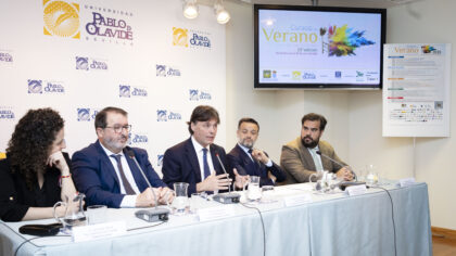 Gloria Ruiz, Juan Ávila, Francisco Oliva, Francisco José Toajas e Iván Pestaña durante la presentación de los Cursos de Verano 2025