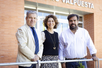 Francisco García, director de la Asociación Sentir Flamenco; Laura Gómez, vicerrectora de Cultura; e Iván Pestaña, vicepresidente del Consejo Social de la UPO