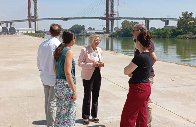 Carmen Tovar, en el centro de la imagen, durante la visita del equipo de la UPO a la Zona Franca de Sevilla