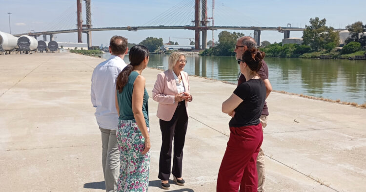 Carmen Tovar, en el centro de la imagen, durante la visita del equipo de la UPO a la Zona Franca de Sevilla