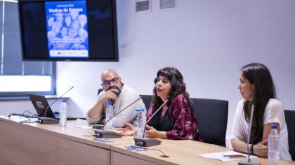 Carmen Barrios (centro) en la presentación de la Exposición, junto a Jesús Delgado y Marcela Guerrero