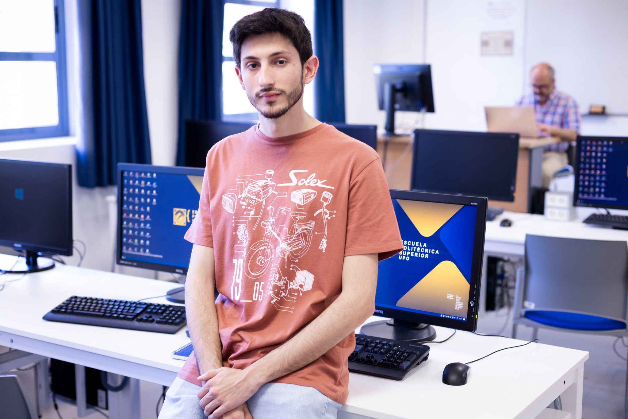 👨💻 “No solo aprendemos a programar. Aprendemos a resolver problemas reales.”📣 @99_pjlazar estudia 4º de Ingeniería Informática en Sistemas de Información en la UPO y ya está realizando sus prácticas en la empresa Soltel, donde aplica todo lo aprendido durante estos años.💬 “La experiencia en la @eps.upo ha sido muy positiva. Contamos con personal docente apasionado por la enseñanza y cercano, que no solo explica contenidos, sino que se preocupa de verdad por que entendamos lo que estamos aprendiendo”.Pedro ha vivido esta formación también desde dentro, como delegado de clase y de Escuela, participando activamente en la mejora continua de los estudios: “Gracias al contacto directo con el profesorado hemos conseguido avanzar cada año, introduciendo mejoras a partir del feedback del propio alumnado. Es una experiencia que me ha enseñado mucho”.📚 Una de las claves que más valora es la metodología: “Nos alejamos del examen teórico tradicional y trabajamos cada vez más con evaluaciones prácticas, proyectos en grupo y simulaciones reales del entorno laboral. Esta forma de aprender no solo nos da conocimientos, también nos entrena para la realidad del sector tecnológico”.⚙️ En Soltel, Pedro ha descubierto que los retos que parecía lejanos en clase ahora forman parte de su día a día: “Muchas de las tareas que realizo están directamente relacionadas con lo que he aprendido. Me he sorprendido aplicando cosas que no pensé que llegaría a usar fuera del aula”.💡 ¿Y qué destaca de estudiar Ingeniería Informática en la UPO? “La capacidad para analizar, enfrentar y resolver problemas con creatividad. Esa es la competencia más valiosa para un ingeniero o ingeniera, y aquí la desarrollamos desde el primer curso”.🎓 Eligió la UPO por el campus integrador, donde conviven distintas disciplinas, y se queda con el ambiente cercano y humano de la Escuela.🚀 Si estás pensando en estudiar una carrera tecnológica con visión práctica, profesorado implicado y oportunidades reales, el Grado en Ingeniería Informática de la EPSUPO te está esperando. #IngenieríaInformática #LaOlavideEresTú #UniversidadPablodeOlavide #QuéEstudiar #GradosUniversitarios
