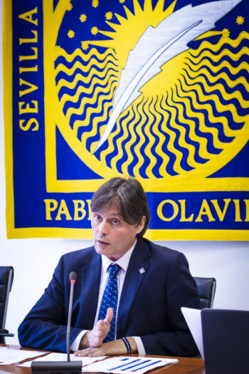 Francisco Oliva durante su informe