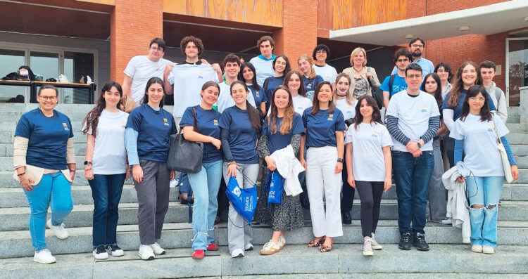 Marián Morón, cuarta por la derecha, con estudiantes Erasmus 2025/26