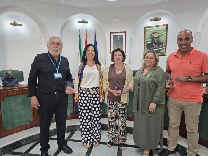 En la fotografía aparecen los coodinadores del AAM de Gilena(izquierda y centro), la directora académica del programa, Manuel Dominguez, el acalde de Gilena José Manuel Ruiz (derecha) y la teniente de alcalde y delegada de Cultura y Patrimonio de Gilena, Pilar Rodríguez (segunda por la derecha).