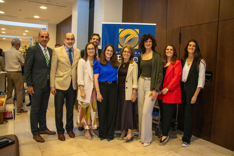 El equipo de Microcredenciales de la UPO con los organizadores del Encuentro