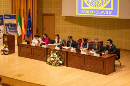 La clausura de FEVIDA ha estado presidida por el rector de la UPO, Francisco Oliva y ha contado con la presencia de la jefa del Departamento de Universidades y Promoción del Talento joven de la Fundación ONCE, Silvia Duarte; la directora académica del título, Rosa María Díaz; la presidenta de Down Sevilla, Mercedes Márquez; y el director de proyectos de Paz y Bien, José Luis Gordillo. Además, también han participado en representación del estudiantado Martina Fernández y Mario Jesús Salomón, alumnos de esta edición. 