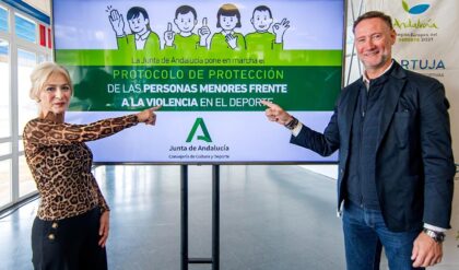 Patricia del Pozo, junto al coach y deportista Pedro Aguado, tras la presentación del protocolo de antiviolencia.