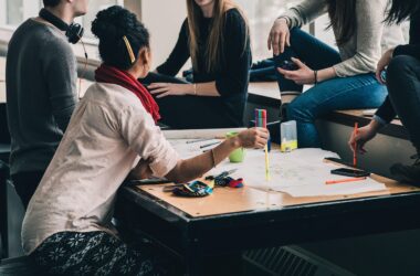 Estudiantes comparten ideas en torno a una mesa