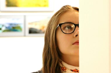 Primer plano de una joven mirando un lienzo