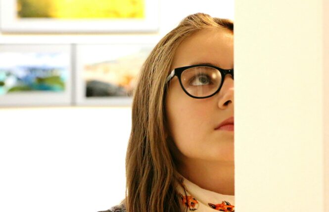 Primer plano de una joven mirando un lienzo