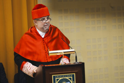 César Hornero, decano de la Facultad de Derecho, durante su 'laudatio'
