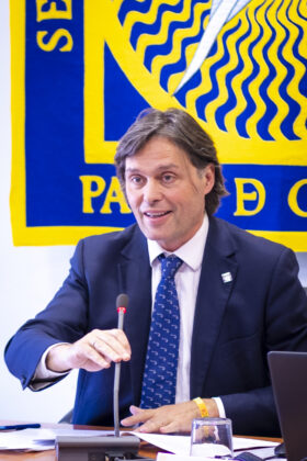 Francisco Oliva durante su informe al Consejo de Gobierno
