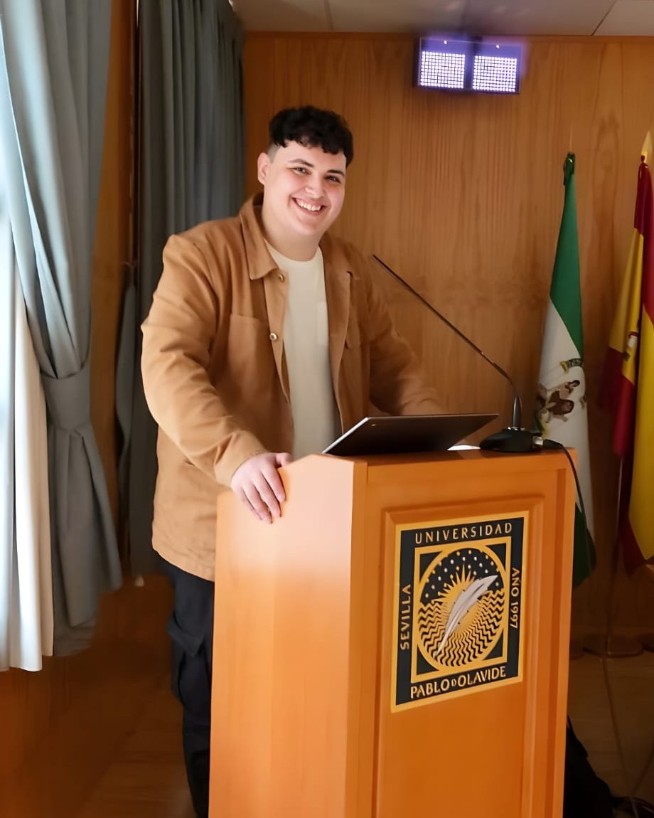 🎓 Antonio Cayuela, de la UPO a Shanghái con una de las becas más competitivas del país 👏👏Con tan solo 23 años, Antonio Cayuela acaba de alcanzar un logro extraordinario: ha sido uno de los diez estudiantes seleccionados en toda España para cursar el Máster en Estudios Chinos de la Shanghai International Studies University, gracias a una prestigiosa Beca del Gobierno Chino, gestionada por la Embajada China en España y fruto de un acuerdo bilateral entre ambos países.Antonio ha finalizado recientemente el Doble Grado en Geografía e Historia y Relaciones Internacionales en nuestra universidad, con una media destacada de 9,3. Pero su paso por la UPO ha sido mucho más que académico: ha estado vinculado activamente a la vida universitaria durante los últimos cuatro años, siendo director del programa “De Primerísimo Orden” en @radiolavideupo , un espacio de análisis y pensamiento joven.📚 A partir de septiembre, Antonio cursará durante dos años el Máster en Estudios Chinos en la Shanghai International Studies University, una institución de referencia internacional. La beca que ha conseguido cubre residencia, matrícula, seguro médico, trámites y una asignación mensual de 3.000 yuanes.🔎 El proceso de selección ha sido largo y exigente: desde certificados médicos y académicos, cartas de recomendación de profesorado UPO, propuestas de estudio bilingües, hasta pruebas escritas y orales sobre relaciones China-España. La entrevista final, para más dificultad, tuvo lugar ¡a las 3 de la madrugada, hora española!💬 “Mi objetivo es seguir formándome y realizar un doctorado centrado en las relaciones entre China y España. Creo que necesitamos personas que comprendan profundamente ambas culturas para construir un diálogo sólido y beneficioso para el futuro común. Yo quiero ser una de esas personas.”Antonio, desde la UPO celebramos tu éxito y lo compartimos con orgullo como ejemplo de estudiante comprometido, brillante y con vocación internacional 🌍 ¡Enhorabuena! #LaOlavideEresTú #TalentoUPO #EstudiosChinos #RelacionesInternacionales #OlavideInternacional@facultadderechoupo @fhumanidadesupo