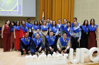 Estudiantes que han terminado el Máster tras recibir su beca en el Paraninfo