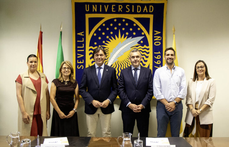 El curso se enmarca en el convenio de colaboración firmado entre ambas entidades para impulsar la impartición conjunta de microcredenciales y que fue ratificado públicamente en el día de ayer, en un acto presidido por el rector de la Olavide, Francisco Oliva Blázquez, y el presidente de Tixe, Francisco Javier Aguilar Sánchez. Además, estuvieron presentes en el acto la vicerrectora de Relaciones Institucionales, Formación Permanente y Fundaciones, Laura López de la Cruz; el director académico del Programa de Microcredenciales, Norberto Díaz Díaz, así como personal de la asociación empresarial y de la Fundación Universidad Pablo de Olavide. 