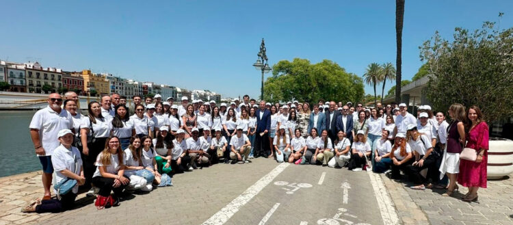 El alcalde de Sevilla con estudiantes voluntarios que colaborarán en la Cumbre de la ONU