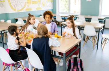 Niños de varias edades en un comedor escolar