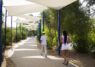 Concluye la instalación de toldos sobre la senda que une el centro del campus con la estación de Metro Pablo de Olavide