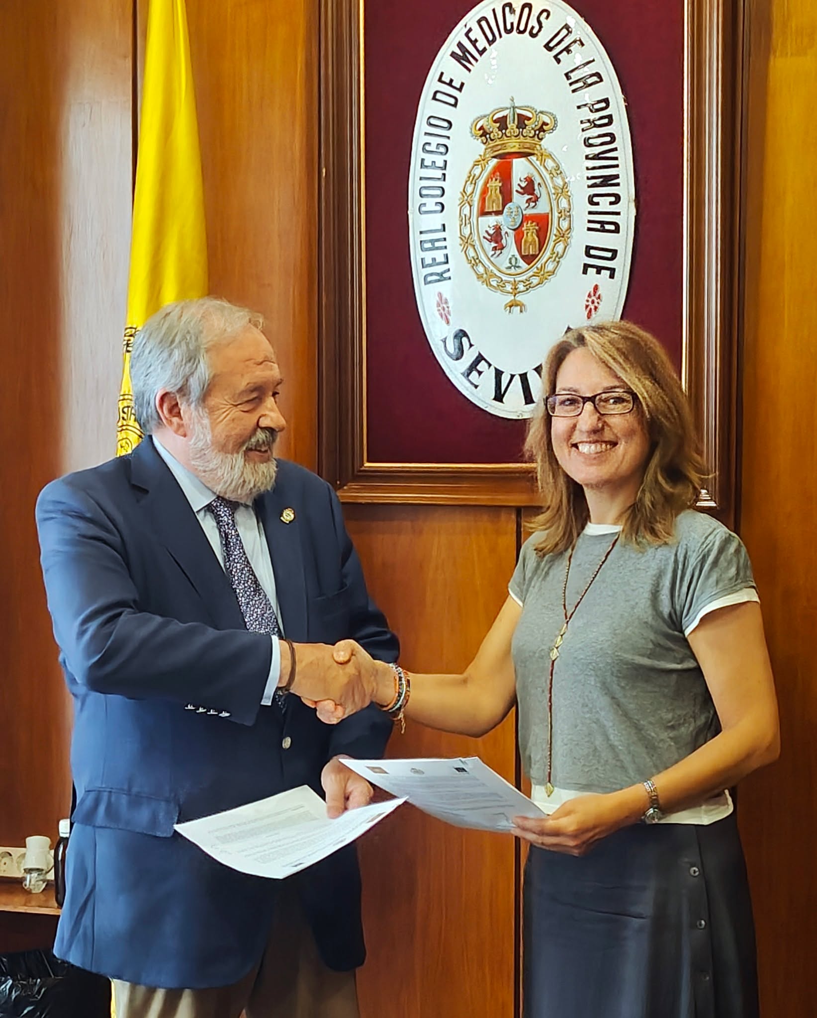 👩⚕️ En la UPO apostamos por sumar, por construir alianzas que fortalezcan la formación especializada y respondan a los retos de un sector que está en constante evolución.Por eso, celebramos este acuerdo con el Colegio Oficial de Médicos de Sevilla @ricomsevilla, una colaboración que nos permite lanzar tres nuevas microcredenciales universitarias en medicina estética facial, en alianza también con la @clinicarociovazquez:💉 Abordaje estético del área perioral💉 Actualización en técnicas de rejuvenecimiento facial con materiales de relleno💉 Rinomodelación: abordaje integral en medicina estéticaUna oferta dirigida a profesionales de la medicina que buscan especializarse en técnicas mínimamente invasivas, con un enfoque riguroso, práctico y adaptado a las exigencias del mercado actual.🗓️ Inicio en noviembre🎓 Diploma de Experto si se cursan las tres microcredenciales📍 Modalidad híbrida: clases online y formación presencial con pacientes realesCon esta alianza damos un paso más en nuestra misión: ofrecer una formación de excelencia, con impacto profesional y vocación transformadora.📲 Más información en el enlace de la Bio. #formaciónpermanente #medicinaestetica #microcredenciales #UniversidadPablodeOlavide #medicina