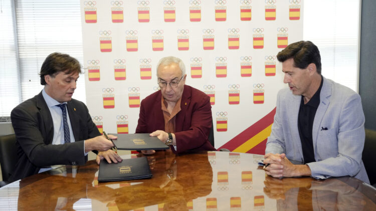 Francisco Oliva, Alejandro Blanco y Raúl Chapado en la sede del COE