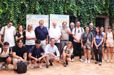 alumnos del curso de Arqueología de campo, tras el acto de inauguración. También están en la imagen el alcalde de Carmona, Juan Ávila Gutiérrez; el concejal de Cultura, Turismo y Patrimonio Histórico, Ramón Gavira Gordón; el director de la sede Olavide en Carmona - Rectora Rosario Valpuesta, Francisco Hidalgo Rosendo, así como los directores y docentes del curso.