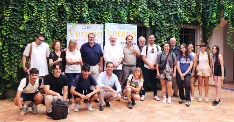  alumnos del curso de Arqueología de campo, tras el acto de inauguración. También están en la imagen el alcalde de Carmona, Juan Ávila Gutiérrez; el concejal de Cultura, Turismo y Patrimonio Histórico, Ramón Gavira Gordón; el director de la sede Olavide en Carmona - Rectora Rosario Valpuesta, Francisco Hidalgo Rosendo, así como los directores y docentes del curso.