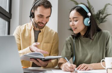 Dos jóvenes traductores trabajando