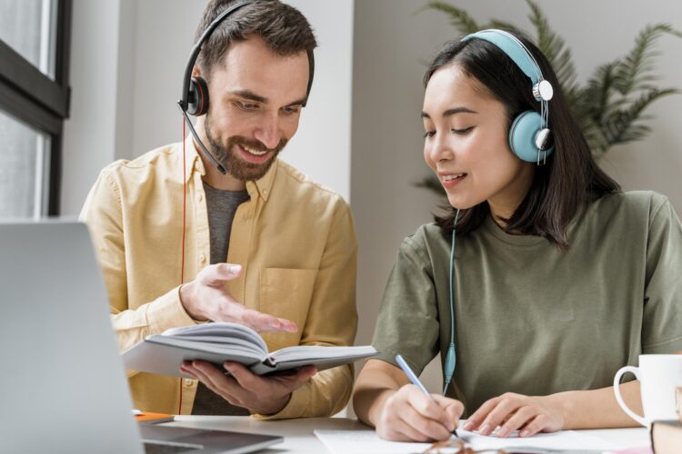 Dos jóvenes traductores trabajando